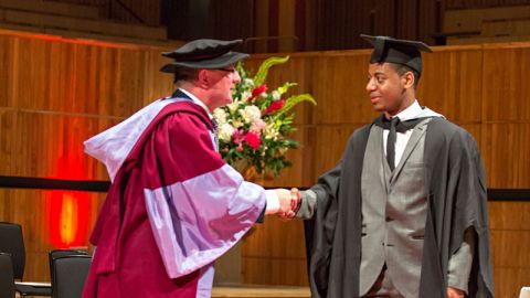 O Vice Chancellor da universidade arrasando no chapéu. Foto: westminster.ac.uk
